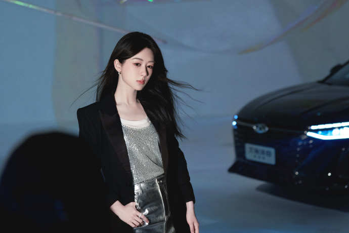 yangziupdates's tweet photo. 📷 240803 #YangZi Studio releases behind-the-scenes photos from her #CheryAutomobile shoot

(1/2) https://t.co/PnqTIlcbVf
