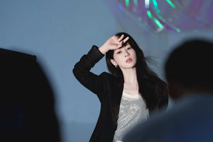 yangziupdates's tweet photo. 📷 240803 #YangZi Studio releases behind-the-scenes photos from her #CheryAutomobile shoot

(1/2) https://t.co/PnqTIlcbVf