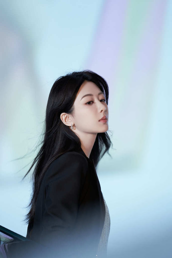 yangziupdates's tweet photo. 📷 240803 #YangZi Studio releases behind-the-scenes photos from her #CheryAutomobile shoot

(2/2) https://t.co/3zFtZ4Qgtd