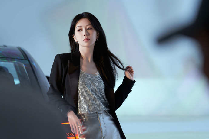 yangziupdates's tweet photo. 📷 240803 #YangZi Studio releases behind-the-scenes photos from her #CheryAutomobile shoot

(2/2) https://t.co/3zFtZ4Qgtd