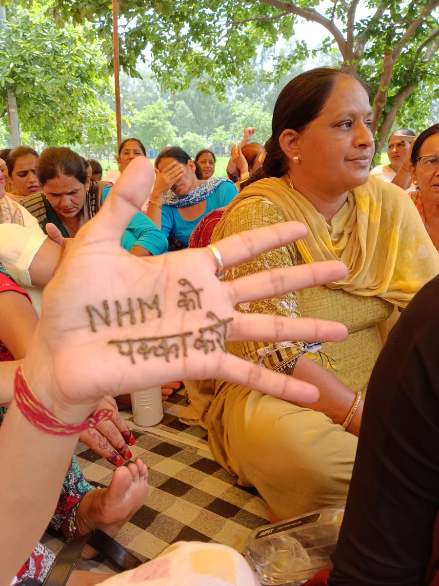 msandyambala's tweet photo. NHM को पक्का करो नायाब सरकार।देश की बेटियां दरी पर बैठी है। @cmohry @PMOIndia @aajtak @BJP4India @INCIndia https://t.co/d44Z22A0rc
