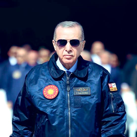 Varlığı yeter…
Duruşu yeter…

#ErdoğanınYanındayız

<a href="/RTErdogan/">Recep Tayyip Erdoğan</a>