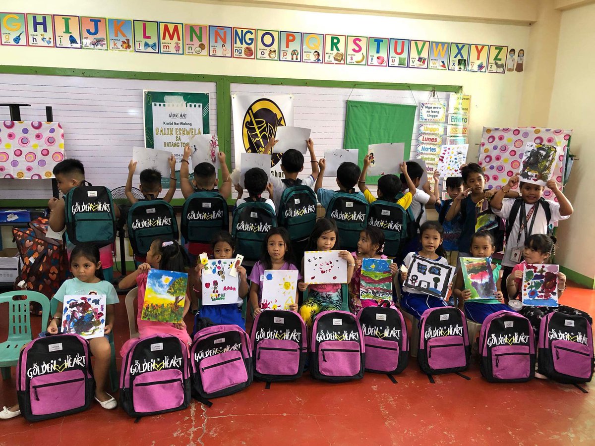 KissEdGoldHeart's tweet photo. And for the finale…
The kids with their #KissEdGoldenHeart Backpacks 🎒 and their final product 🎨

See y’all again on our 9th #BalikEskwela 👋🏻

#KissEd https://t.co/gFRVwEOa0Y