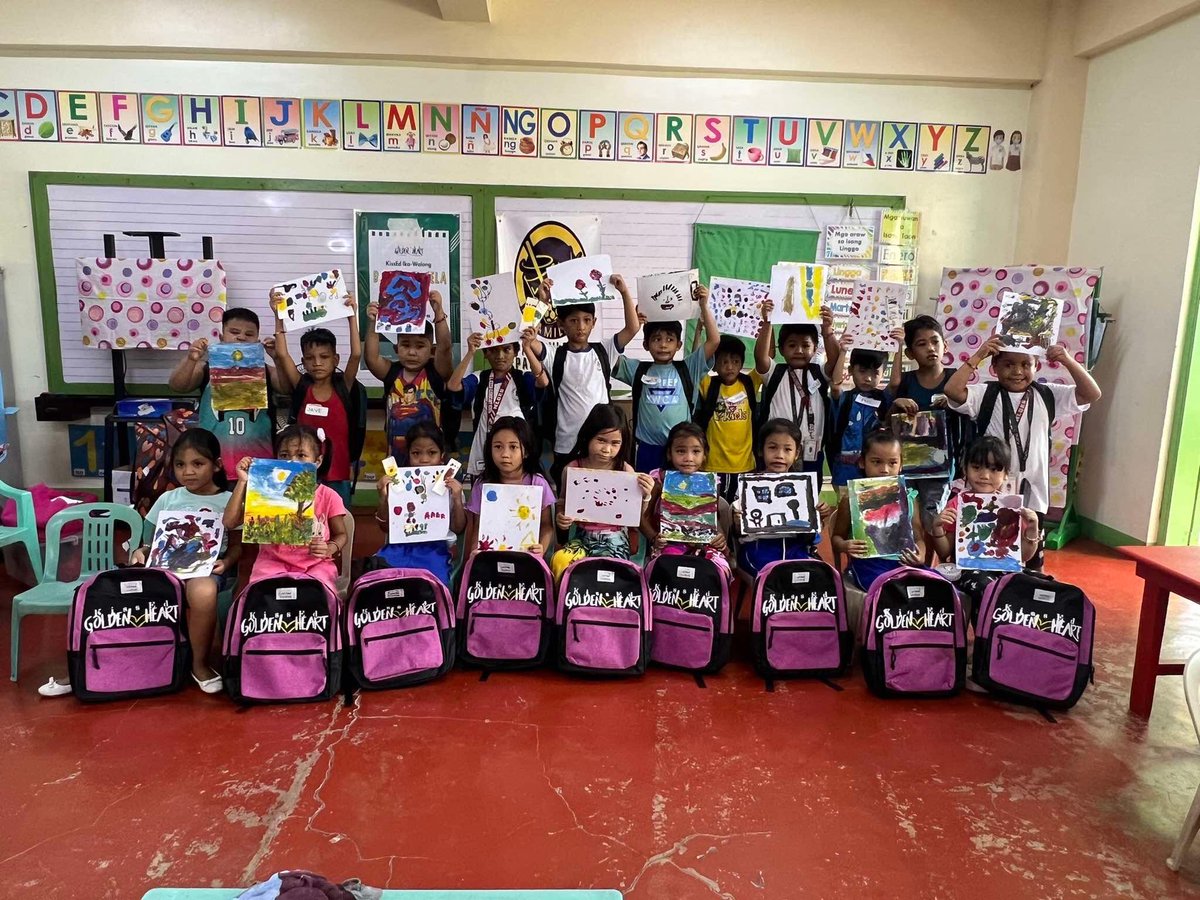KissEdGoldHeart's tweet photo. And for the finale…
The kids with their #KissEdGoldenHeart Backpacks 🎒 and their final product 🎨

See y’all again on our 9th #BalikEskwela 👋🏻

#KissEd https://t.co/gFRVwEOa0Y
