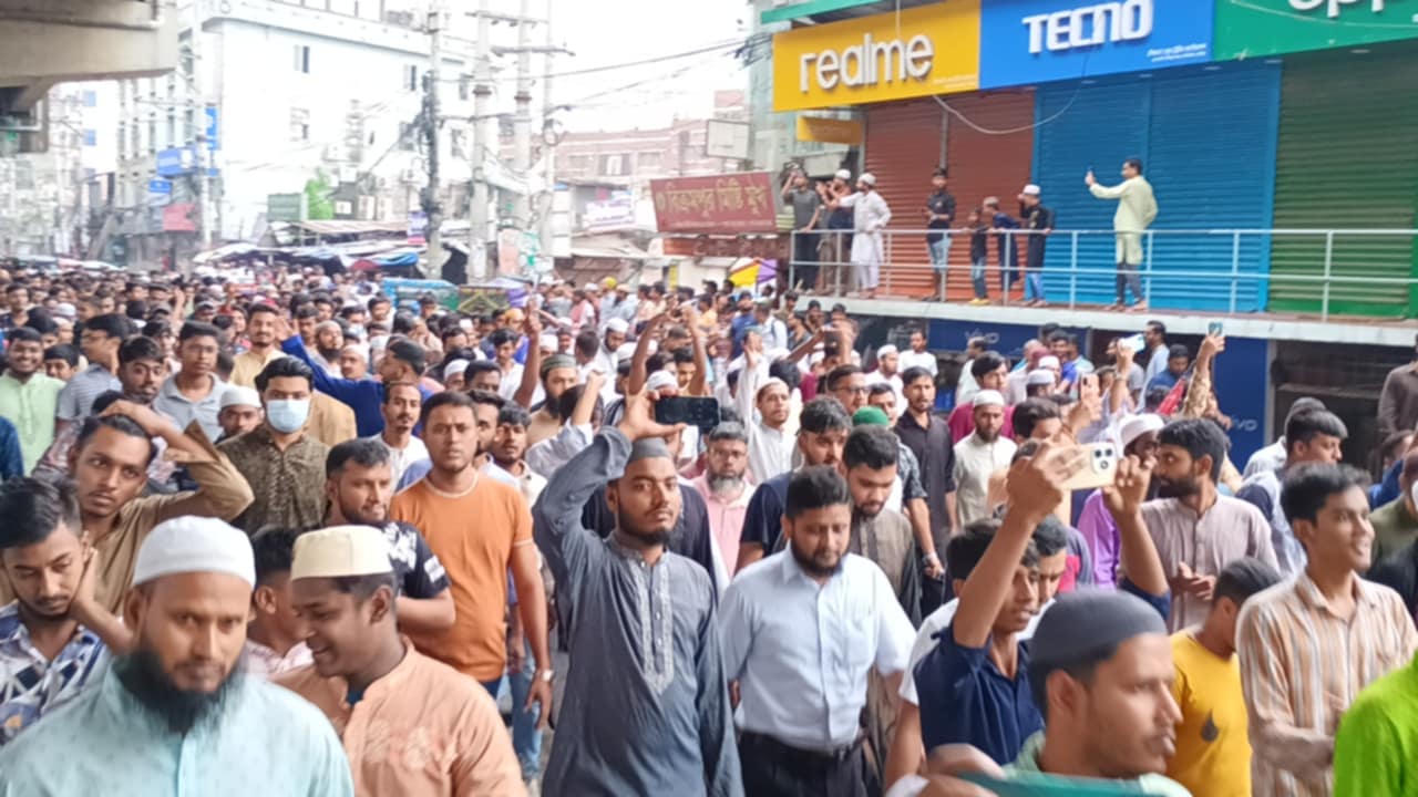 কালিয়াকৈরে আন্দোলনকারীদের হামলায় এক পুলিশ আহত