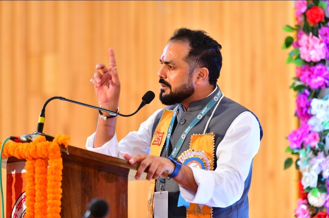 ABVPVoice's tweet photo. पावनतीर्थ श्री सम्मेद शिखर जी, पारसनाथ, झारखंड में आयोजित हो रही अभाविप की दो दिवसीय 'केंद्रीय कार्यसमिति बैठक' का शुभारंभ राष्ट्रीय अध्यक्ष प्रो. @DrRajSharan, राष्ट्रीय महामंत्री श्री @yagywalkya एवं राष्ट्रीय संगठन मंत्री श्री @AshishSainram द्वारा दीप प्रज्वलित कर किया गया। 

#ABVPCWCParasnath