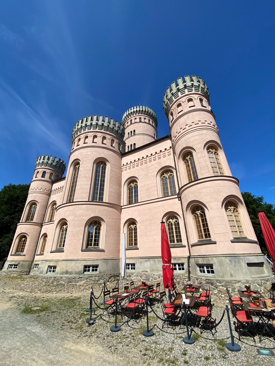 sandro_w_hess's tweet photo. Sehenswertes Jagdschloss #Granitz auf #Rügen, #MecklenburgVorpommern 🇩🇪 https://t.co/uf6d8VpvbS