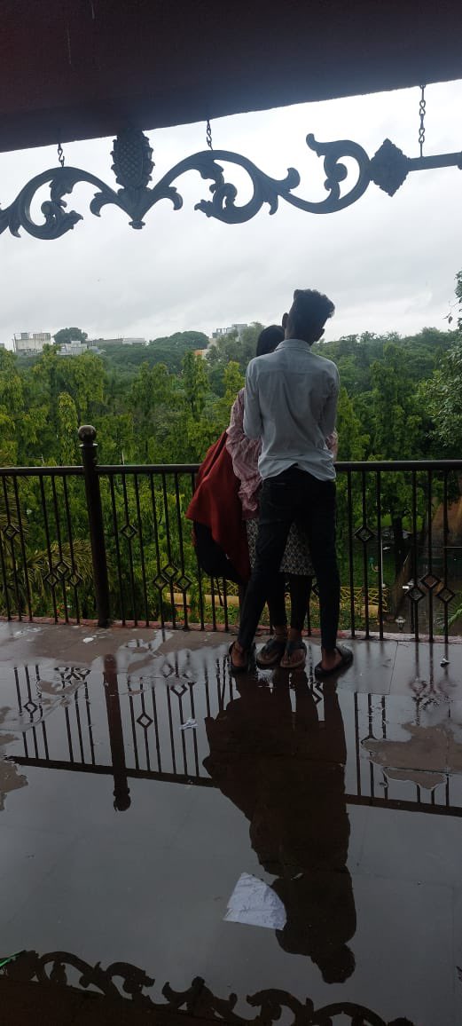rahul_agricos's tweet photo. काल काही कामानिमित्त दुपारी एक वाजता सारसबागेत जाणे झाले. 
पार्किंगची सोय महालक्ष्मी मंदीराच्या बाजुला असल्याने तिथे गाडी पार्क केली आणि FOB वरून मंदीराच्या दिशेने निघालो...

जातांना मंदीराच्या भागातील पायऱ्यांच्या टप्पा दोन वर सोळा सतरा वर्षाचे कपल चुंबनावस्थेत आढळले. त्याला हटकले असता नाव न सांगता हिंदी मध्ये "जा रहे है हम, जा रहे है हम" असे उत्तर देत तेथून पळून गेले. 

मंदीर प्रशासनास या ब्रीजवरील बाटल्यांचा आणि प्लास्टीकचा कचरा याबाबत माहीती दिली तसेच या प्रकाराबद्दलही माहीती दिली. 

परत येतांना पुन्हा तोच प्रकार दुसरे एक कपल तिसऱ्या टप्प्यावर करतांना आढळले. यांना मात्र हटकल्याने देखील फरक पडला नाही. 

आपली वर्दळ मंदीरात कमी असल्याचे हे परिणाम आहेत. गड किल्ल्यांवर देखील आपली वर्दळ कमी असल्यानेच मजारी आणि अतिक्रमणे उभी राहात आहेत. 

याबाबत आपण एक मोहिम सुरू केलेली आहेच. त्याचे दृष्य परिणाम लवकरच समोर येतील. 
@PMCPune या ब्रिजवरील स्वच्छतेबाबत जानेवारीमध्ये देखील आपल्याला टॅग केले होते. आता समोर येऊन जाब विचारू..!
@mohol_murlidhar 
@SunainaHoley 
@DheerajGhate 
@PunePolice4U 
@BJP4PuneCity 
@Core_punekar 
@CPPuneCity 
@Priiyam 
@PrakashGade13