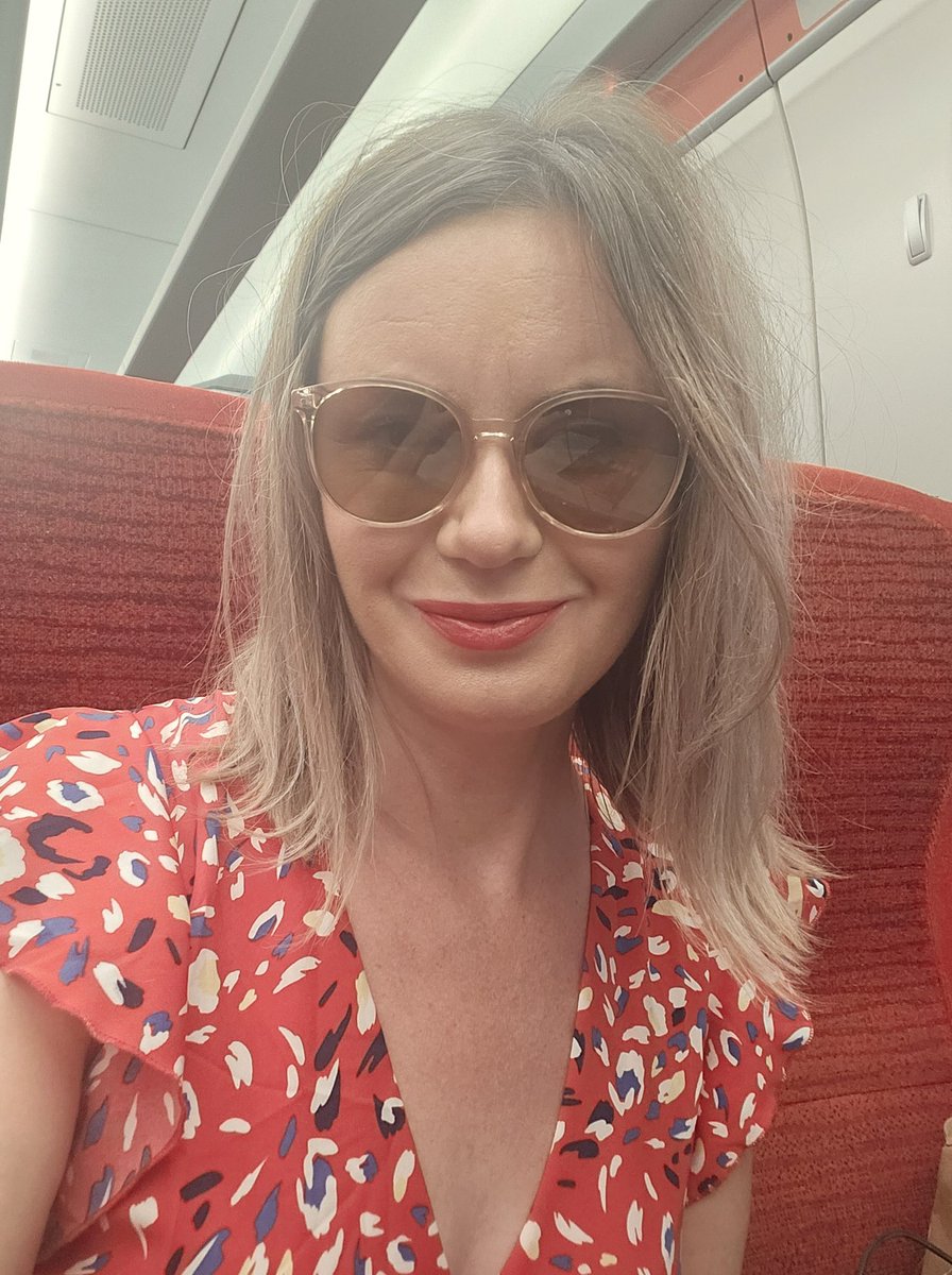 London bound...thanks <a href="/SallyFairfax/">Sally Fairfax</a> for the outfit 😍 Let the 40th birthday celebrations begin 🍾🥂💐