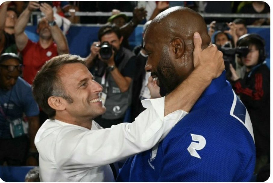 A priori cette photo choque certaines personnes, toujours les mêmes. Celles qui ont critiqué la #ceremoniedouverture qui ont critiqué les #Jeuxolympiques qui ont déclaré que les nageurs du triathlon étaient malades de nager dans la Seine…
Alors republions là. <a href="/teddyriner/">Teddy Riner</a> est un