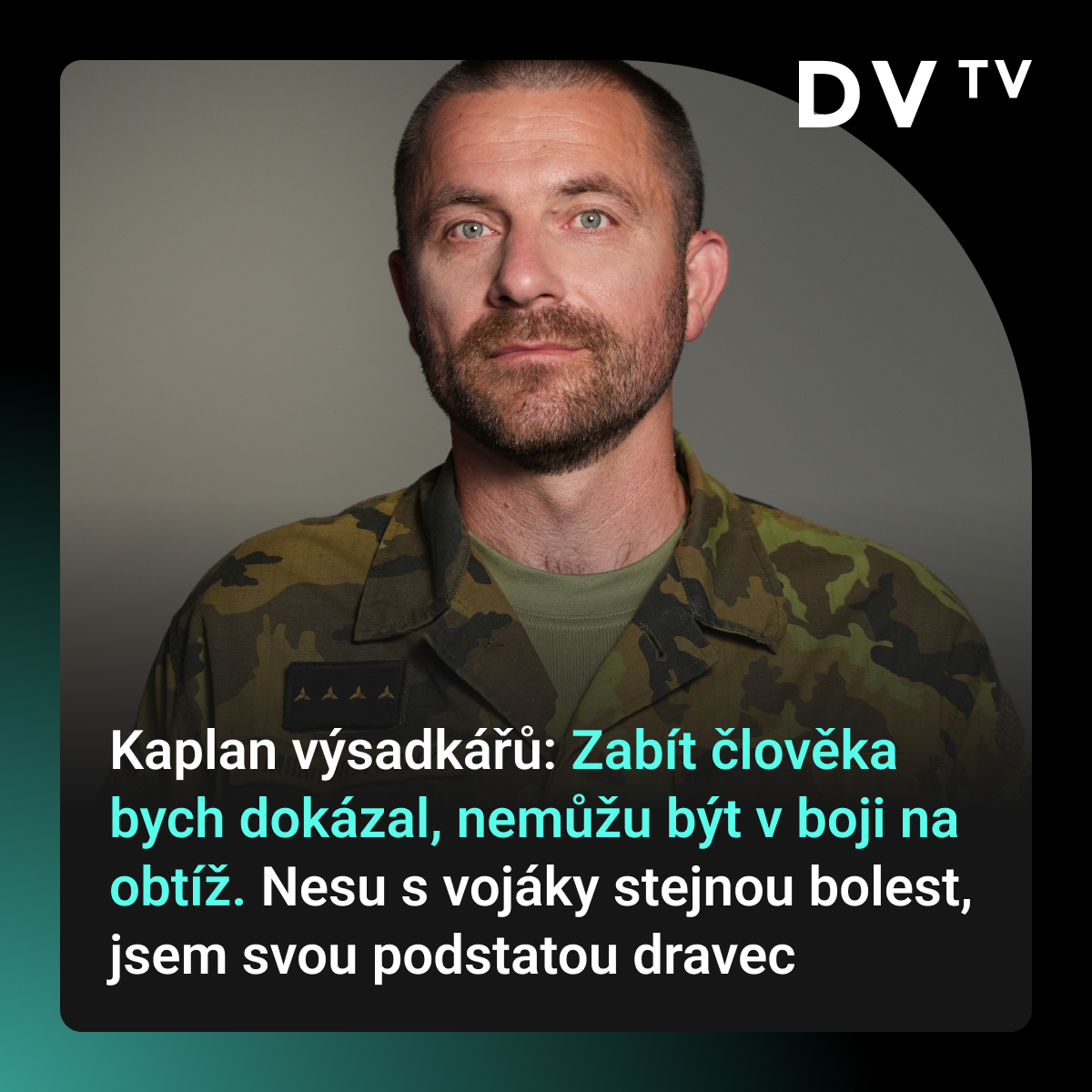 DVTVcz's tweet photo. 🗨️| „Představte si, že by v boji k něčemu došlo, já bych se schovával a pak šel manželce zabitého vojáka říct, že jsem nevystřelil, protože jsem kaplan. To prostě nejde, jsem tam jako jejich opora,” říká v letním výběru rozhovorů DVTV kaplan 43. výsadkového pluku v Chrudimi Milan Novotný.
🗨️| „Nepřišel jsem ze sluníčkového prostředí, pracoval jsem dřív ve vězení, kde to bylo drsné. Duchovního, který by se nechtěl umazat krví, blátem a potem, by vojáci nepřijali. Ve výcviku žádné úlevy nemám, nebyl bych pak jedním z nich.”
🎥| Rozhovor si pusťte ZDE: https://t.co/yPni7G8rZX