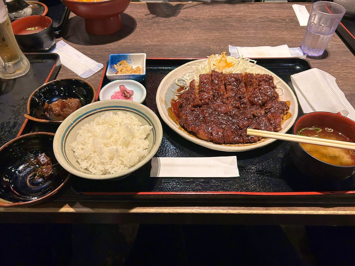 RokMemory's tweet image. 食べ過ぎ注意警報発令?

いいえ。
美味しいものはたくさん食べます！🤤