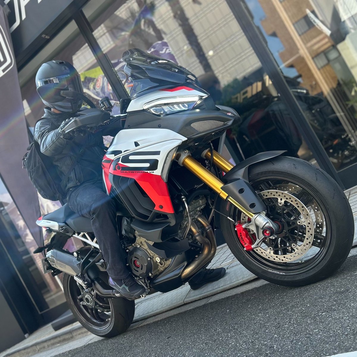 DSetagaya's tweet image. 【ダイネーゼ世田谷】
Brilliant #DaineseCrew &amp;amp; #AGVRider !!!

貴重なDucati Multistrada V4 RSに合わせたスポーツコーディネートがExcellent!!

V4エンジンや乾式クラッチが奏でるメカニカルサウンドは堪りません。

ご納車されたばかりでのご来店ありがとうございます🎉🎉