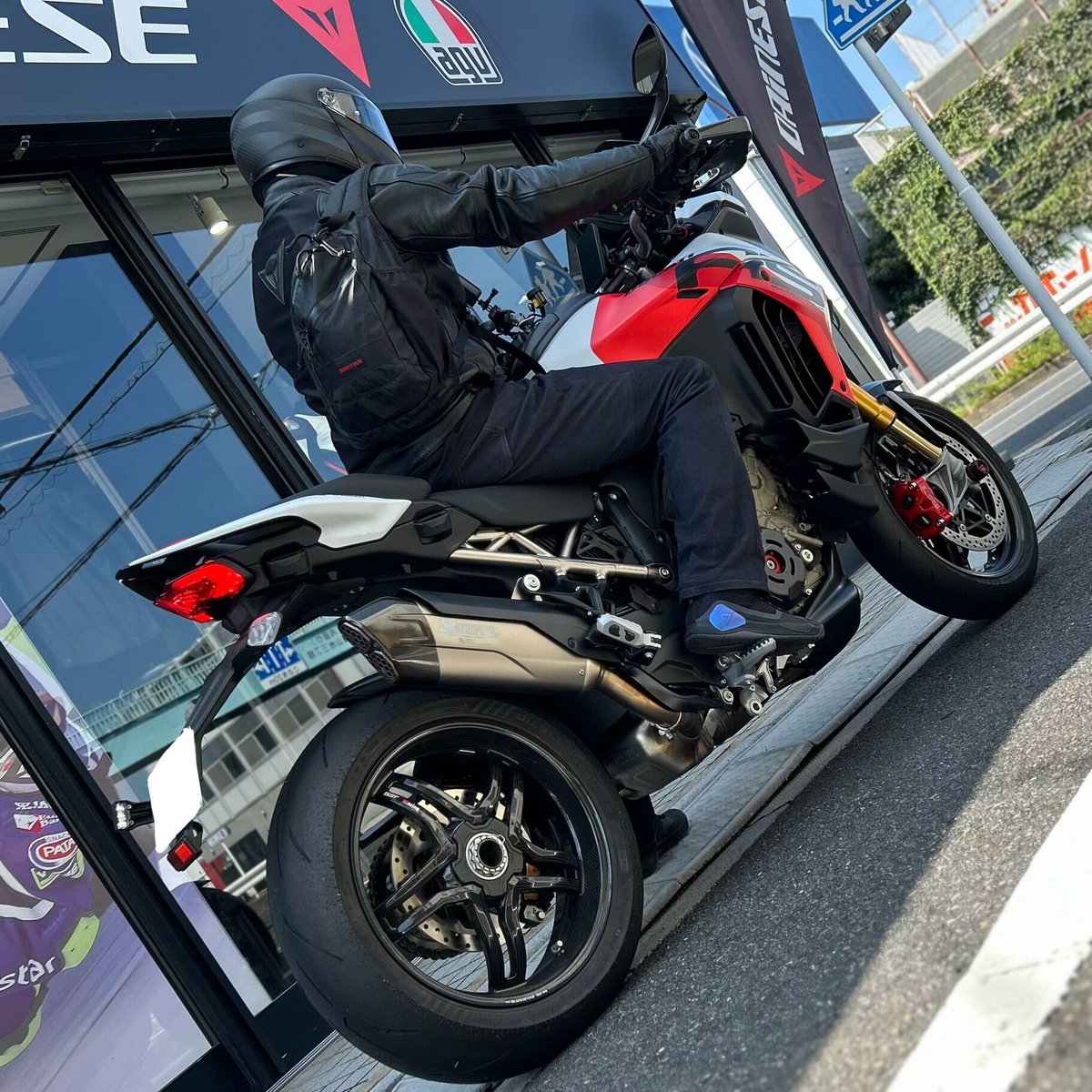 DSetagaya's tweet image. 【ダイネーゼ世田谷】
Brilliant #DaineseCrew &amp;amp; #AGVRider !!!

貴重なDucati Multistrada V4 RSに合わせたスポーツコーディネートがExcellent!!

V4エンジンや乾式クラッチが奏でるメカニカルサウンドは堪りません。

ご納車されたばかりでのご来店ありがとうございます🎉🎉
