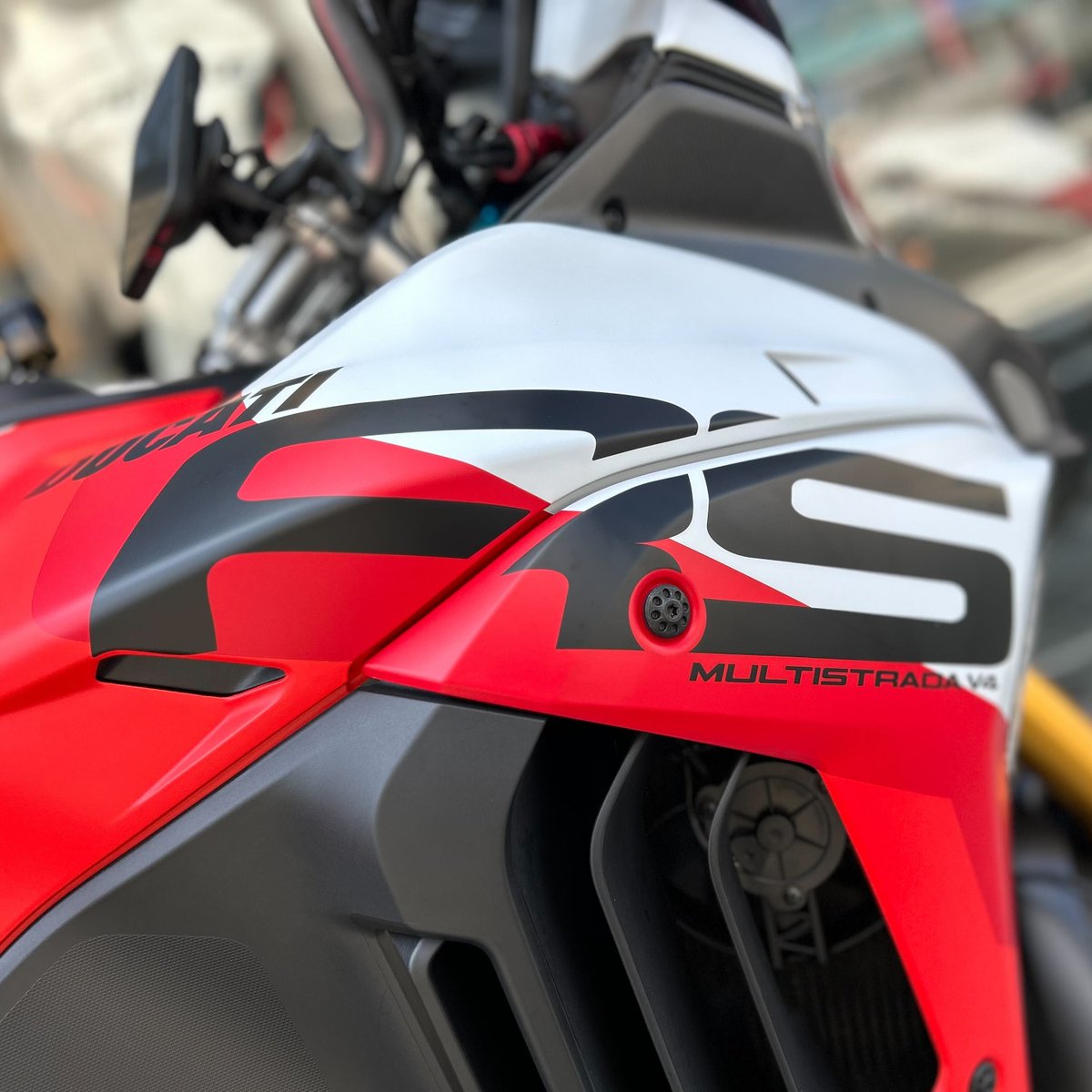 DSetagaya's tweet image. 【ダイネーゼ世田谷】
Brilliant #DaineseCrew &amp;amp; #AGVRider !!!

貴重なDucati Multistrada V4 RSに合わせたスポーツコーディネートがExcellent!!

V4エンジンや乾式クラッチが奏でるメカニカルサウンドは堪りません。

ご納車されたばかりでのご来店ありがとうございます🎉🎉