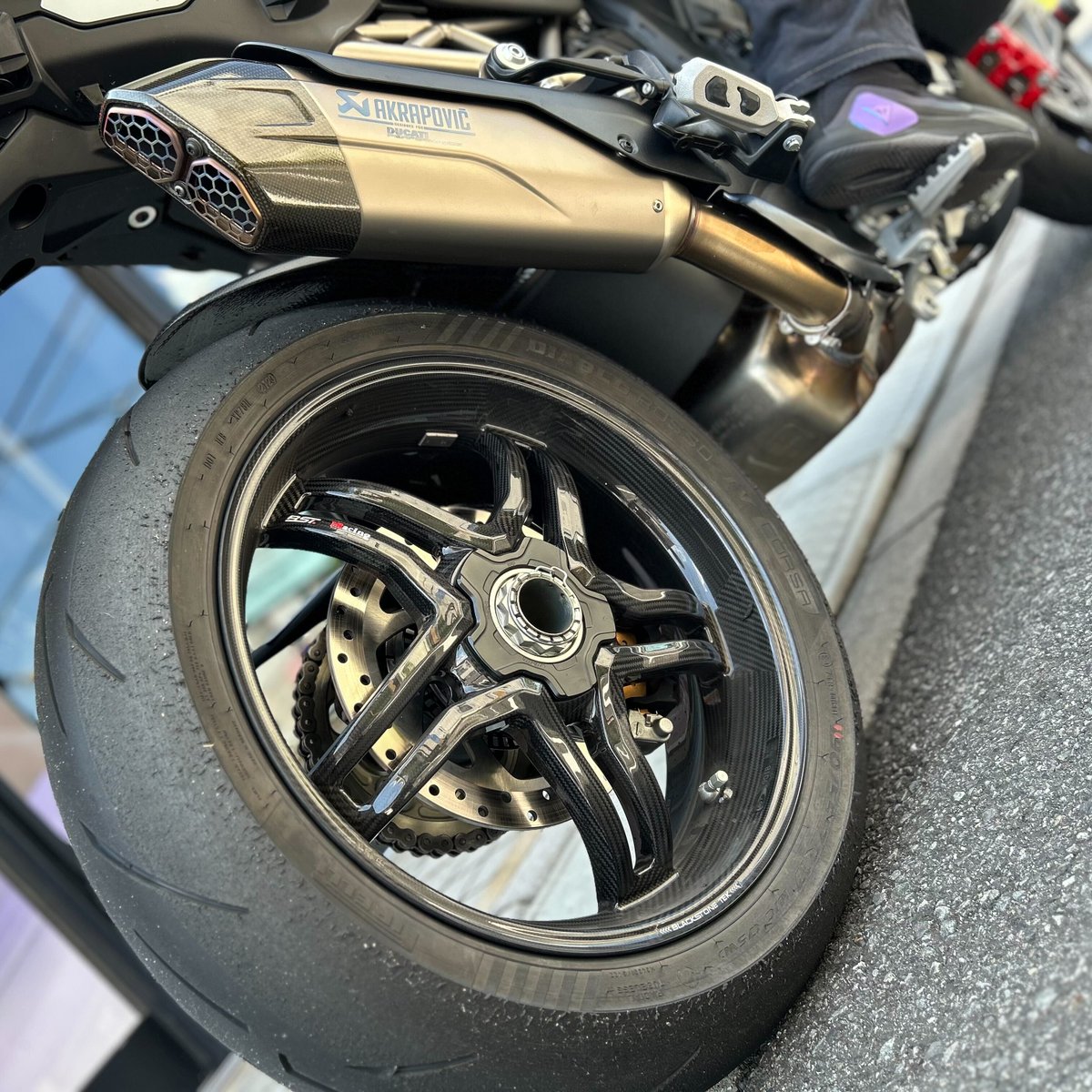 DSetagaya's tweet image. 【ダイネーゼ世田谷】
Brilliant #DaineseCrew &amp;amp; #AGVRider !!!

貴重なDucati Multistrada V4 RSに合わせたスポーツコーディネートがExcellent!!

V4エンジンや乾式クラッチが奏でるメカニカルサウンドは堪りません。

ご納車されたばかりでのご来店ありがとうございます🎉🎉