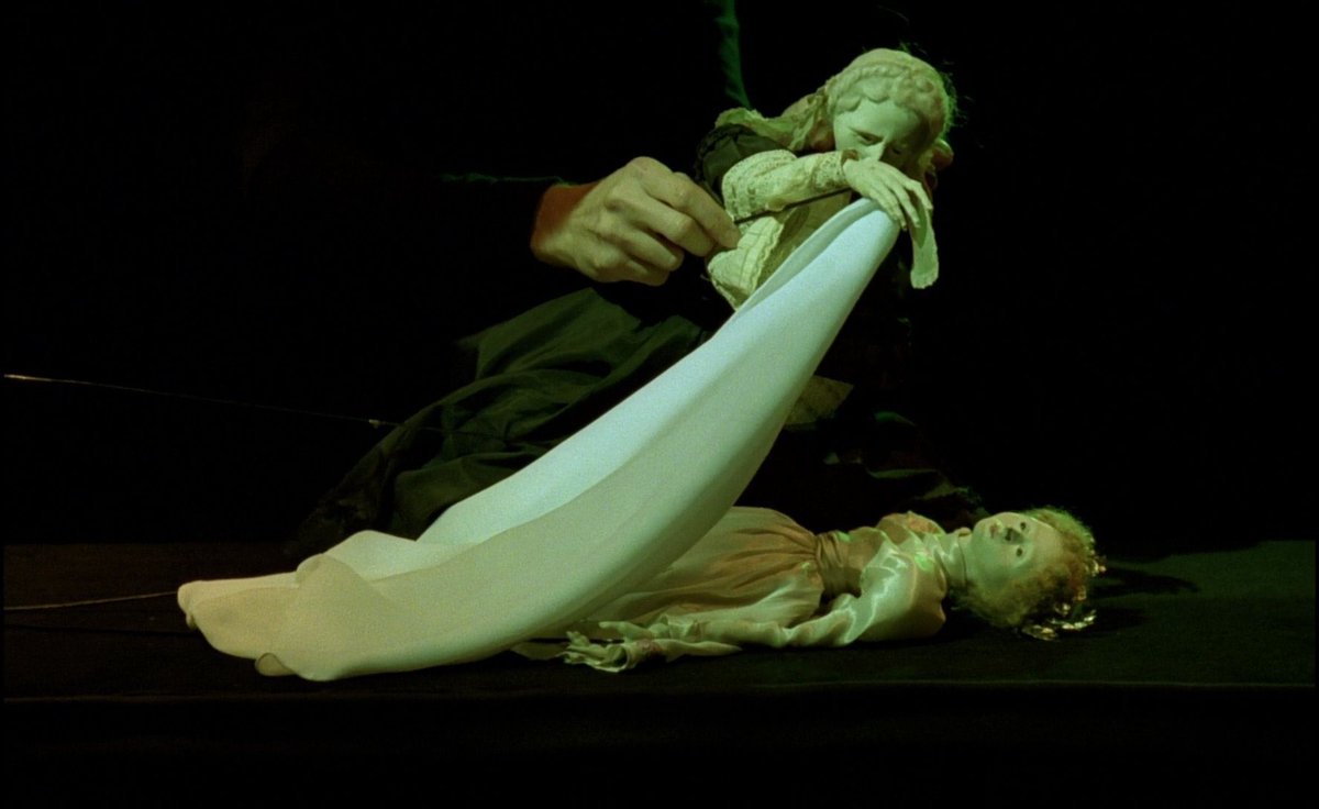 손톱을 가진 영화가 있다. 금세 관객을 물들이고 가슴 가득 흰 반달로 차는 영화들. <베로니카의 이중생활>을 처음 본 날, 이 영화가 날 할퀴고...