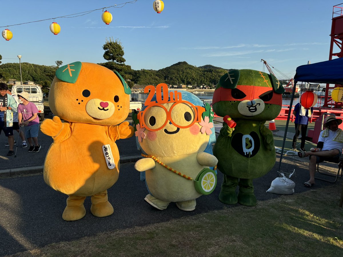 kamijima4's tweet photo. かみじまふるさと夜市に遊びにきたりん☀️
#みきゃん も #ダークみきゃん も遊びに来てくれたりん🍊
花火もあるからたのしみだりーん🎆

#かみりん https://t.co/cXM2fvd79b