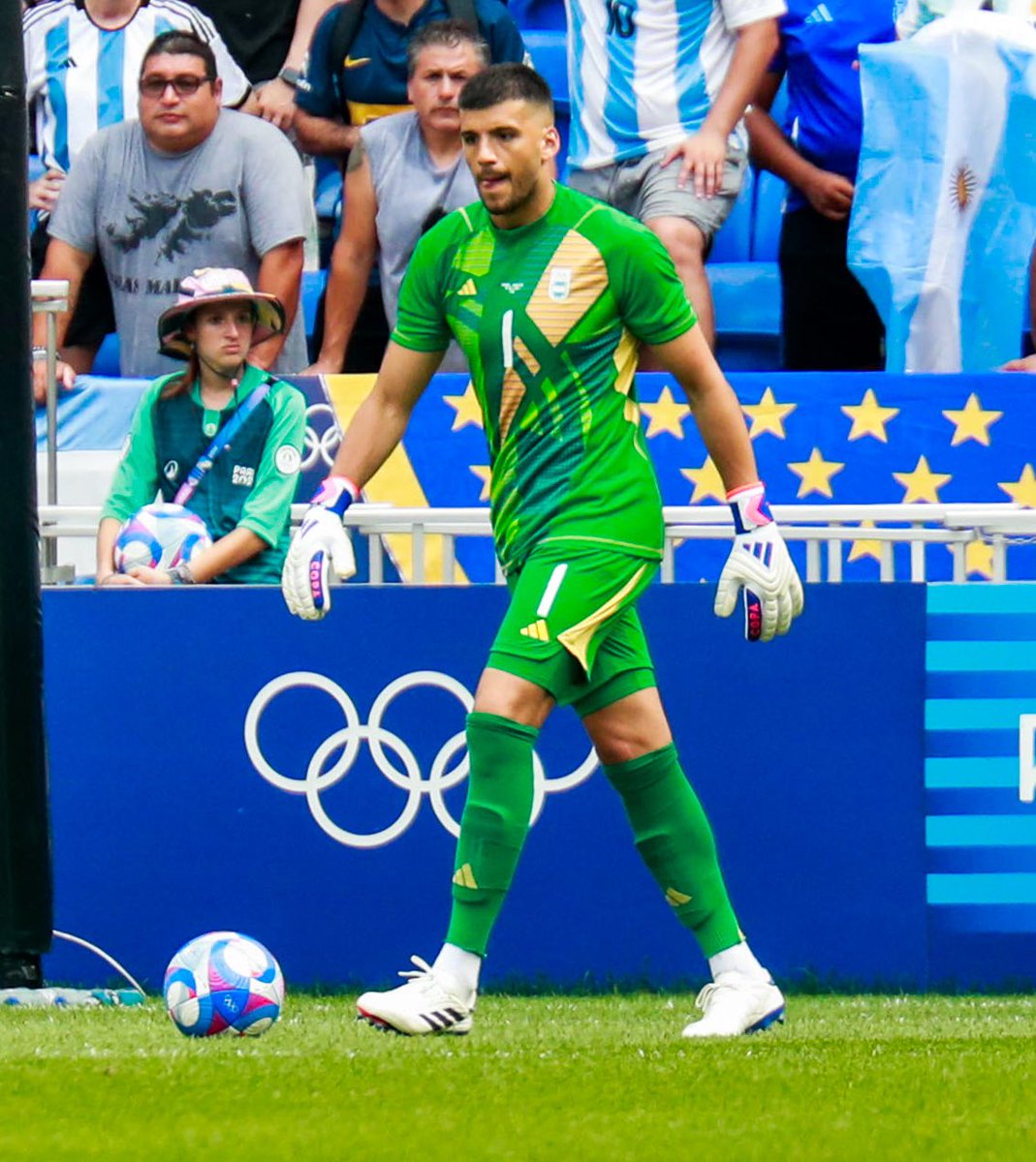 _BeFootball's tweet photo. 🚨 Geronimo Rulli 🇦🇷 :

« 𝗣𝗮𝗿𝗳𝗼����𝘀, 𝗶𝗹 𝘆 𝗮 𝗱𝗲𝘀 𝗷𝗼𝘂𝗲𝘂𝗿𝘀 𝗾𝘂𝗶 𝗻𝗲 𝘀𝗮𝘃𝗲𝗻�� 𝗽𝗮𝘀 𝗰𝗼𝗺𝗺𝗲𝗻𝘁 𝗳𝗲̂𝘁𝗲𝗿 𝘂𝗻𝗲 𝘃𝗶𝗰𝘁𝗼𝗶𝗿𝗲 ! C'était complètement évitable et ce n'est une jolie image pour personne. 

Nous, 𝗹𝗲𝘀 𝗔𝗿𝗴𝗲𝗻𝘁𝗶𝗻𝘀, 𝘀𝗮𝘃𝗼𝗻𝘀 𝗾𝘂𝗲 𝗹𝗼𝗿𝘀𝗾𝘂𝗲 𝗻𝗼𝘂𝘀 𝗴𝗮𝗴𝗻𝗼𝗻𝘀, 𝗻𝗼𝘂𝘀 𝗰𝗲́𝗹𝗲́𝗯𝗿𝗼𝗻𝘀 𝗮𝘃𝗲𝗰 𝗹𝗲𝘀 𝗻𝗼̂𝘁𝗿𝗲𝘀 𝗲𝘁 𝗾𝘂𝗮𝗻𝗱 𝗻𝗼𝘂𝘀 𝗽𝗲𝗿𝗱𝗼𝗻𝘀, 𝗻𝗼𝘂𝘀 𝗳𝗲́𝗹𝗶𝗰𝗶𝘁𝗼𝗻𝘀 𝗹'𝗲́𝗾𝘂𝗶𝗽𝗲 𝗿𝗶𝘃𝗮𝗹𝗲 𝗲𝘁 𝗻𝗼𝘂𝘀 𝗿𝗲𝗻𝘁𝗿𝗼𝗻𝘀. »

Il a la mémoire courte. 🫣