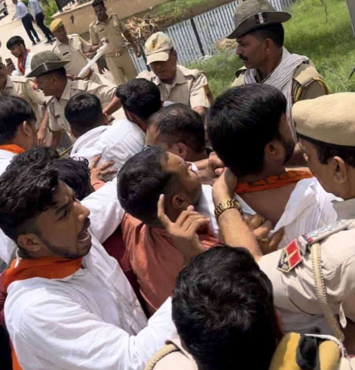 ABVPJaipurPrant's tweet photo. अभाविप बृज विश्वविद्यालय भरतपुर इकाई द्वारा विश्वविद्यालय में चल रही अनियमितताओं एवं संविदा भर्ती घोटाले में लिप्त कुलपति पर जांच करवाने की मांग को लेकर विरोध प्रदर्शन किया गया।अभाविप बृज विश्वविद्यालय भरतपुर इकाई द्वारा विश्वविद्यालय में चल रही अनियमितताओं एवं संविदा भर्ती घोटाले में लिप्त कुलपति पर जांच करवाने की मांग को लेकर विरोध प्रदर्शन किया गया।