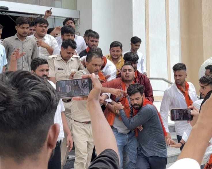 ABVPJaipurPrant's tweet photo. अभाविप बृज विश्वविद्यालय भरतपुर इकाई द्वारा विश्वविद्यालय में चल रही अनियमितताओं एवं संविदा भर्ती घोटाले में लिप्त कुलपति पर जांच करवाने की मांग को लेकर विरोध प्रदर्शन किया गया।अभाविप बृज विश्वविद्यालय भरतपुर इकाई द्वारा विश्वविद्यालय में चल रही अनियमितताओं एवं संविदा भर्ती घोटाले में लिप्त कुलपति पर जांच करवाने की मांग को लेकर विरोध प्रदर्शन किया गया।