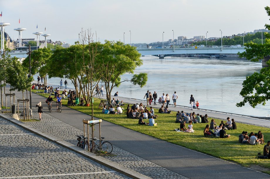 E_Brachlianoff's tweet photo. La combinaison magique eau💧+ énergie⚡+ dépollution🦠 : une offre unique à @Veolia qui permettra à la station d’épuration de Saint Fons (Métropole de #Lyon), l'une des plus grandes en #France, de devenir une référence environnementale mondiale au meilleur prix !

➡️ C’est avec cette philosophie en tête que nous remportons, pour les 6 prochaines années sa gestion et modernisation permettant à près d’un million d’habitants de bénéficier d’un savoir-faire unique qui garantit une #eau dans le respect des standards environnementaux les plus élevés. 🚰 🧑🏿‍🤝‍🧑🏿

➡️ Concrètement, cette transformation passera par une digitalisation des processus de gestion de l’eau, l’augmentation des capacités d’innovation pour faire face aux polluants émergents (tels que les #PFAS) et la réduction de l’empreinte carbone globale du site.

Le cahier des charges est clair :

✔️ Réduction des consommations électriques du site à hauteur de 15%, de gaz à 72%, d’eau à 10%.
✔️ Réduction des besoins en additifs chimiques de l’ordre de 50%.
✔️ Réduction de l'empreinte carbone avec 90% des dépenses énergétiques couvertes par l’énergie produite à partir des unités de valorisation énergétique des déchets de Veolia.

🧑‍🏭 Encore une fois, les synergies des compétences issues de nos métiers font la différence, et rappellent que la #TransformationEcologique se fera autant par les avancées techniques et technologiques que par la volonté et les moyens consacrés.

Merci à la métropole @grandlyon pour la confiance que vous nous accordez et à toute l’équipe Veolia. 
A nous de jouer ! 🤝