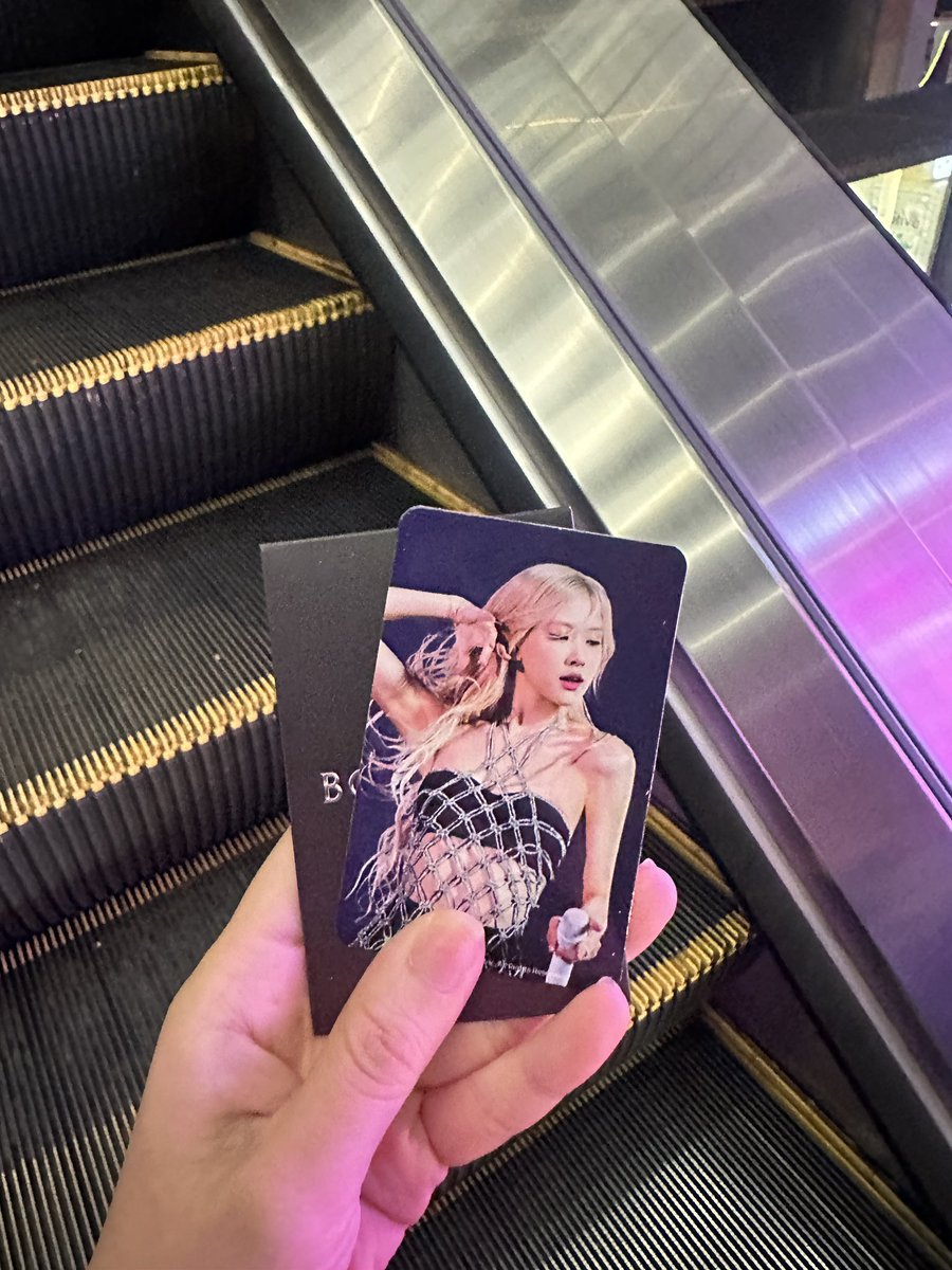 littlepetite2's tweet photo. Sf centralworld 
ตามหาแลกเป็นลิซ่าค่าาา  dm มาเลยนะคะ #ตลาดนัดblackpink https://t.co/Y84JbLhPEH