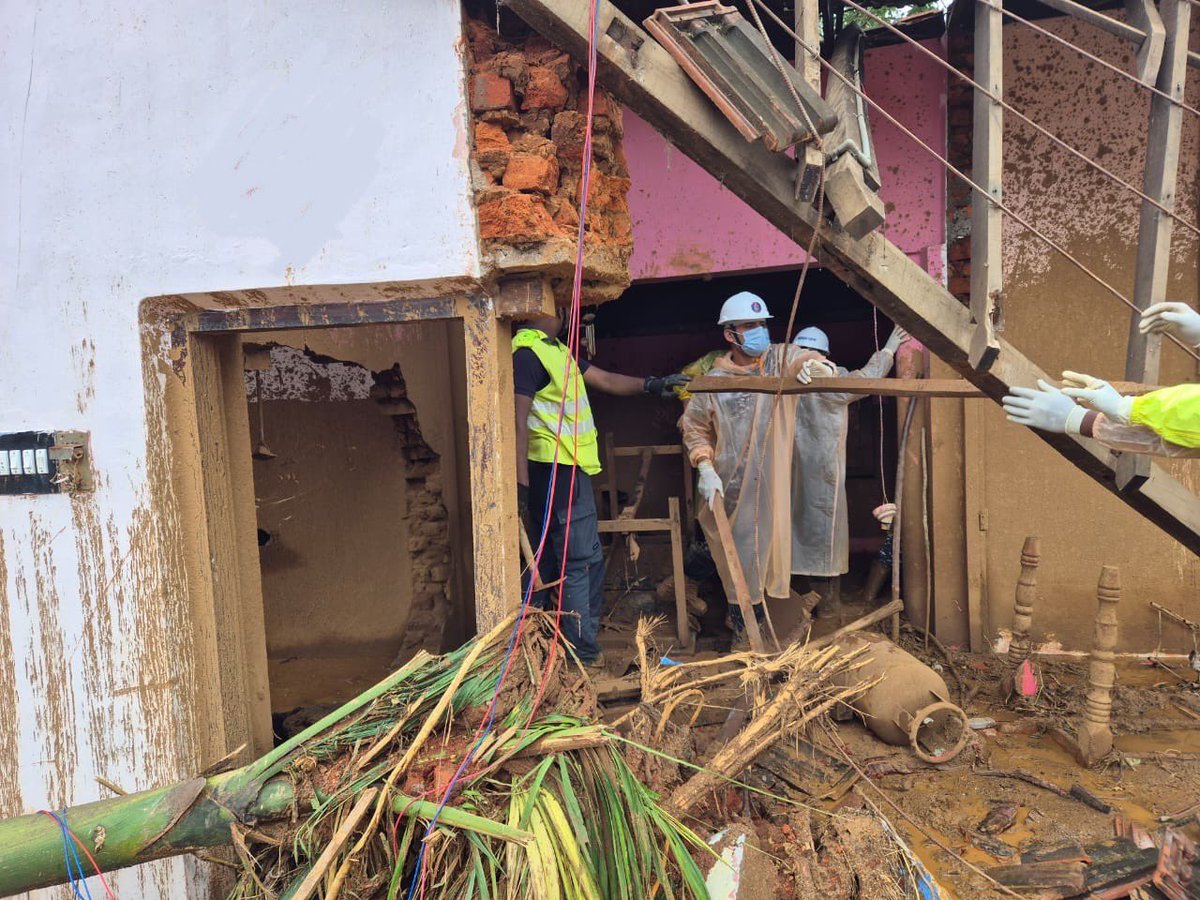 seaandcoast1's tweet image. INDIAN NAVY CONTINUES WITH RESCUE AND RELIEF OPERATIONS AT #WAYANAD #WayanadLandslide #WayanadLanslide
@indiannavy @SpokespersonMoD
The Indian Navy continues with the rescue and relief operations at landslide affected areas of Wayanad district, amidst inclement weather and…