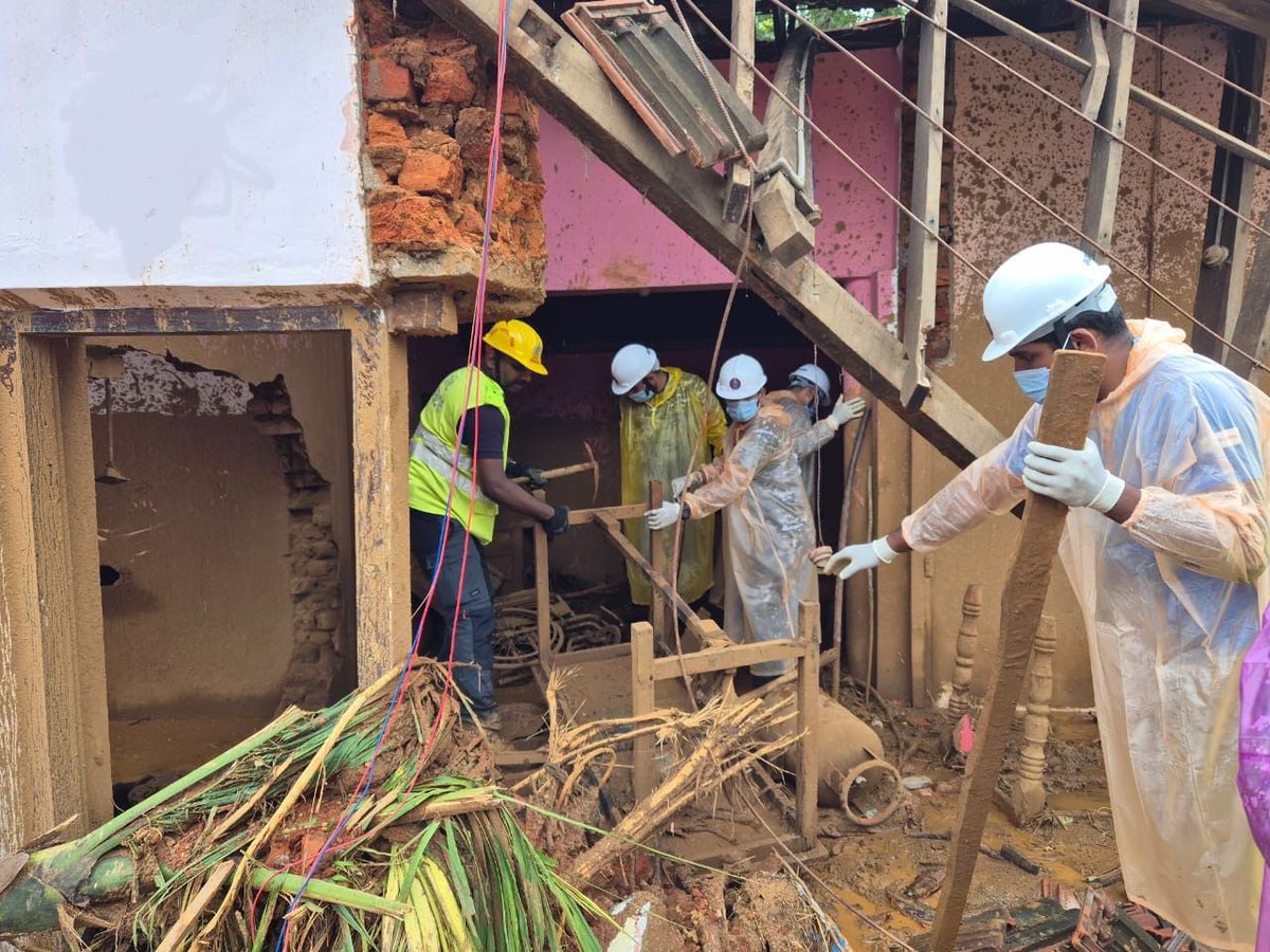 seaandcoast1's tweet image. INDIAN NAVY CONTINUES WITH RESCUE AND RELIEF OPERATIONS AT #WAYANAD #WayanadLandslide #WayanadLanslide
@indiannavy @SpokespersonMoD
The Indian Navy continues with the rescue and relief operations at landslide affected areas of Wayanad district, amidst inclement weather and…