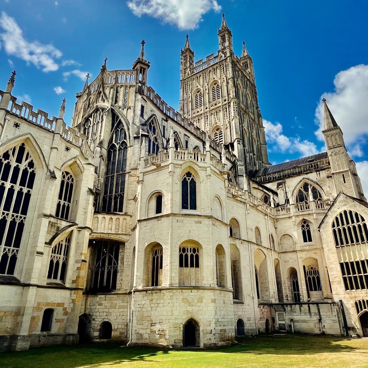 HannahFlowerday's tweet photo. @GlosCathedral has to be in my top 5 of Britain’s cathedrals. There is so much beauty everywhere you look 😍 I’ve missed cathedrals so much! #GloucesterCathedral #Cathedrals #HistoryLover #CathedralQueen https://t.co/Zb4HGti9XM