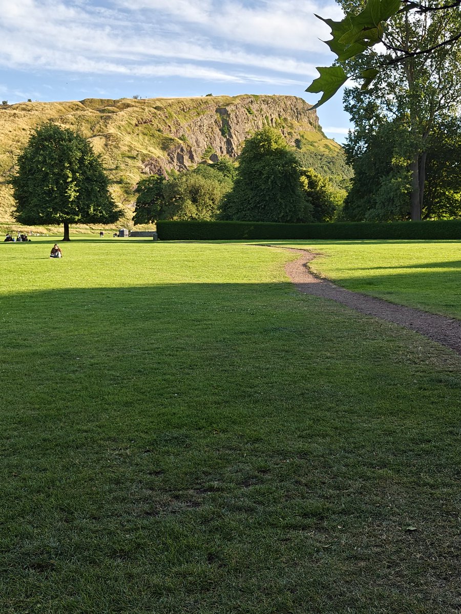 FringeReview tweet media