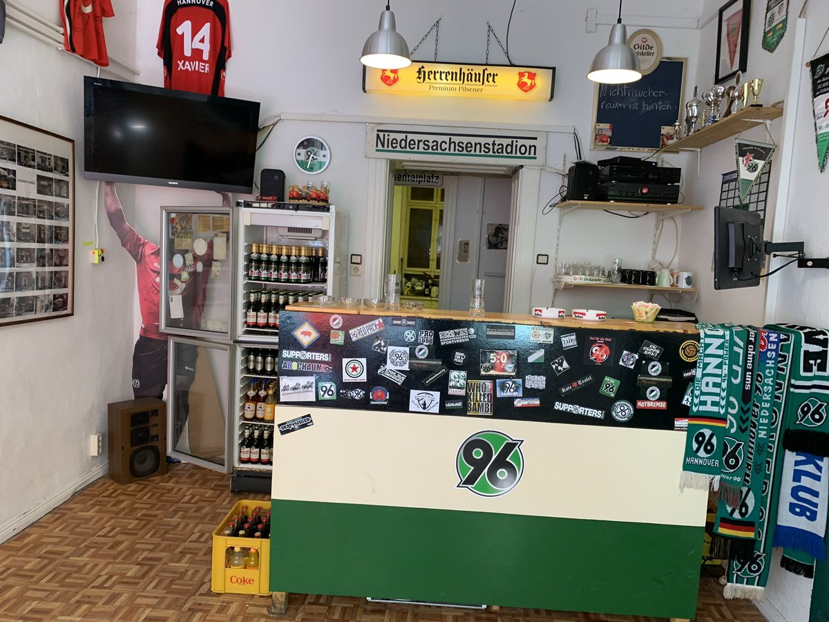 Heute startet die neue Saison und wir sind vorsichtig optimistisch: gute Vorbereitung, eine eingespielte Mannschaft und interessante Transfer! Auch unsere Biervorräte sind seit gestern aufgefüllt, kommt gerne ab 13 Uhr vorbei und stimmt euch mit uns auf das Heimspiel ein ⚫️⚪️🟢