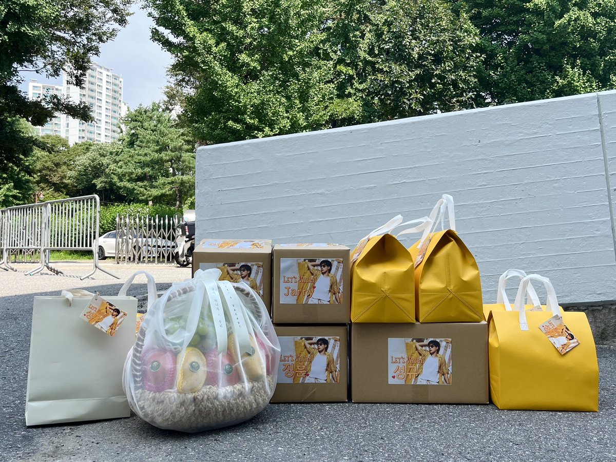 spring_story428's tweet photo. 성규의 식사는,
낙지닭곰탕, 활랍스터찜, 소갈비찜, 장어구이, 활전 복버터구이, 파닭고기전, 메밀면 &amp;초계샐러드, 과일 &amp; 구움과자 등으로 구성하였고 식후 마실 수 있도록 스타벅스 투고백 음료 4세트(노란색 보냉가방) 전달하였습니다🥰 https://t.co/YjO2DPOO1H