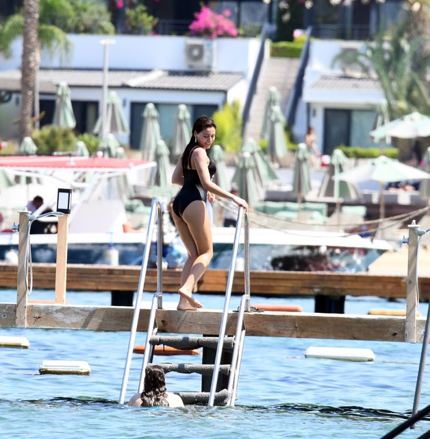 Show Tv’de yayınlanan #KızılcıkŞerbeti'nin başrol oyuncusu #SılaTürkoğlu, dizinin yeni sezon çekimleri başlamadan önce, Bodrum Yalıkavak'ta tatil sezonunu açıp enerji depoladı. 

(Habertürk)