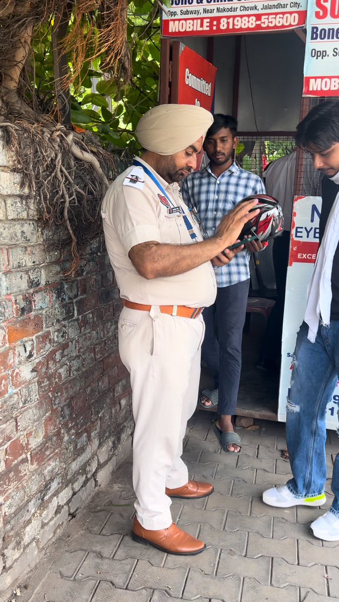 perth171__'s tweet image. Despite having all my bike documents in order and wearing a helmet, I was asked to pay ₹2000 by the Jalandhar police. Corruption is increasing day by day. This needs to stop.
@CPJalandhar
@JalandharRange