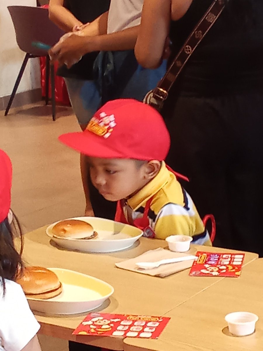 cyrcolims's tweet photo. tingin sa burger, burger ang tingin, burger ang tingin, burger, burger, burger https://t.co/QCVXjZ9HMj