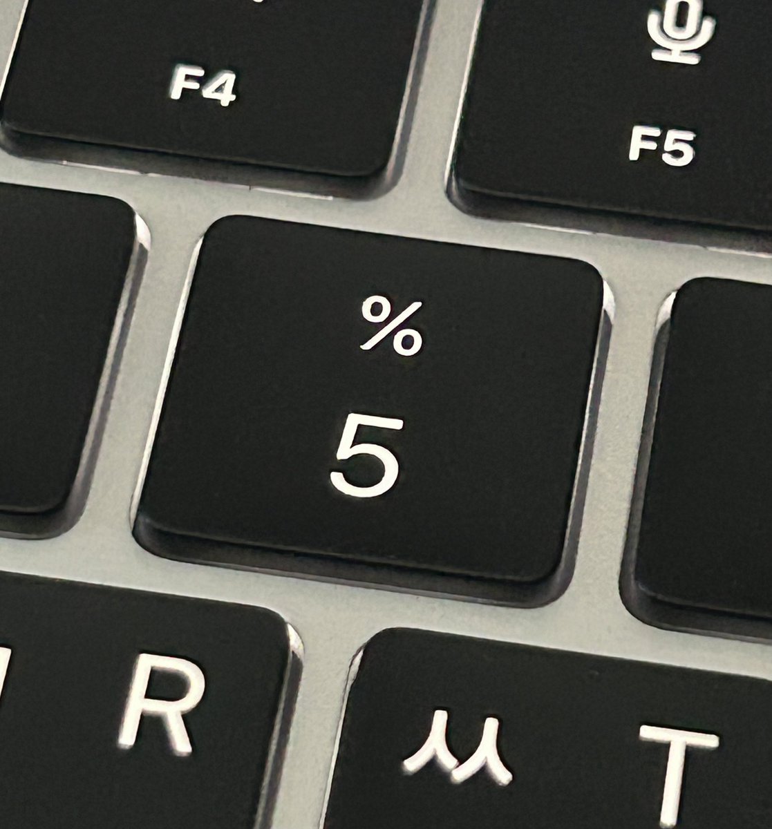 보쿠아카가 공식인 이유✨
키보드에서 %는 숫자 5와 같은 키에 있음.
120% = 1205, 즉 아카아시의 생일인 12월 5일을 의미함. 보쿠토는 "120%를 줘"라는 말을 통해 사실은 아카아시에게 “너를 달라"라고 말하고 있는 거지……이게 프로포즈가 아니면 뭔데…