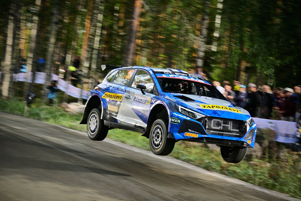 SS11 Västilä 1 (18.94 km) 🇫🇮 #SectoRallyFinland

⏱ #WRC2
1. 🇫🇮 Heikkilä 8:51.4
2. 🇫🇮 Joona +1.6
3. 🇸🇪 Solberg +2.2
4. 🇫🇮 Latvala +3.7
5. 🇫🇮 LINDHOLM +4.4

⏱ O/A SS 11/20
1. 🇸🇪 Solberg 1:10:40.3
2. 🇫🇮 Latvala +25.6
3. 🇪🇪 Virves +36.4
...
21. 🇫🇮 LINDHOLM +1:00:29.9

#HMSGOfficial