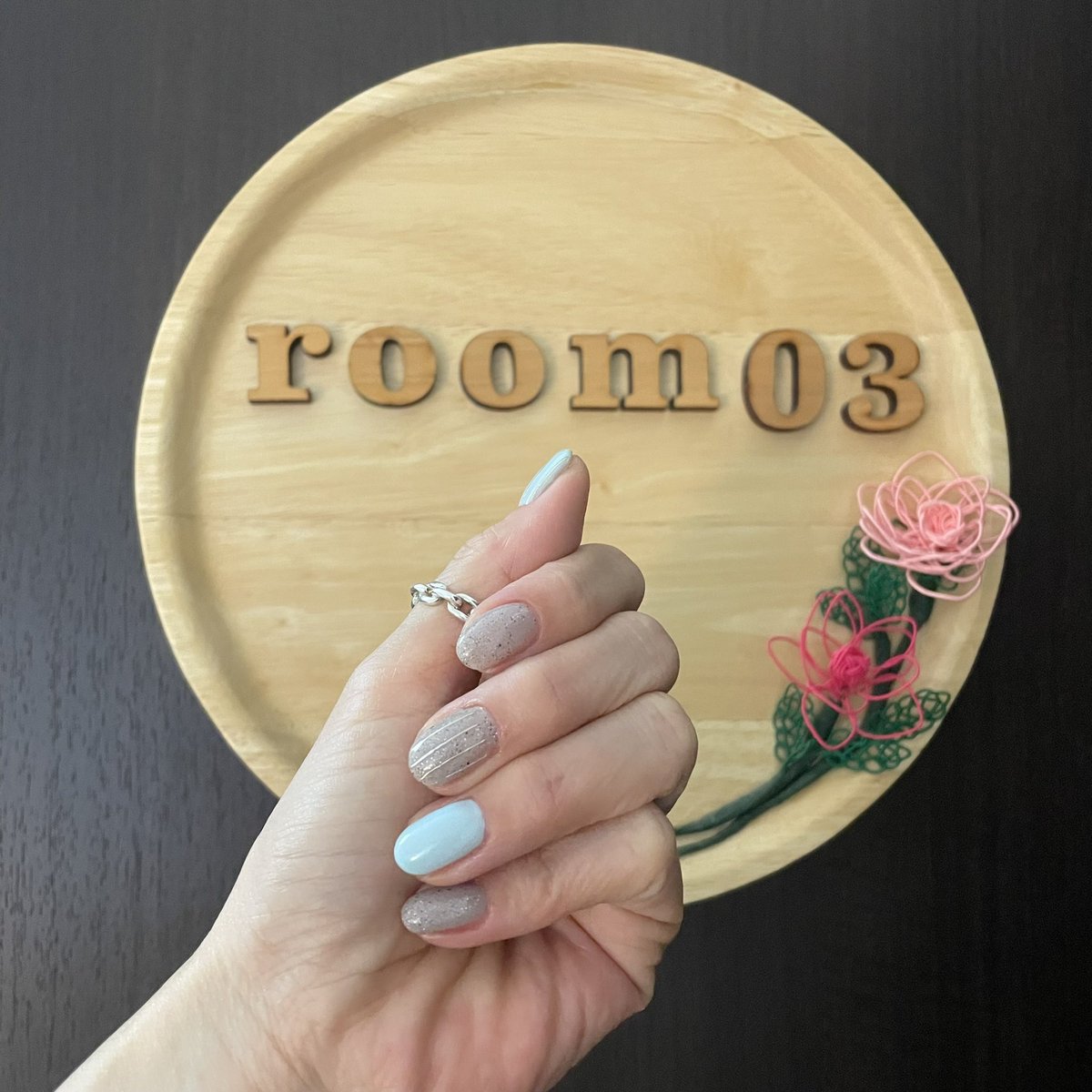 dy_na_na_na_are's tweet photo. 本日のまみんこネイル💅

ジミンネイルをオフして🥺さみしいからMUSEカラーを入れてもらったよ🩵
砂浜グレーがめちゃかわいい‼️
今日もありがとう🤲
#砂浜
#オタネイル
#MUSE_Jimin 
#Jimin_Who 
#JIMIN
#まみんこネイル
#room03 https://t.co/KJvNarXoms