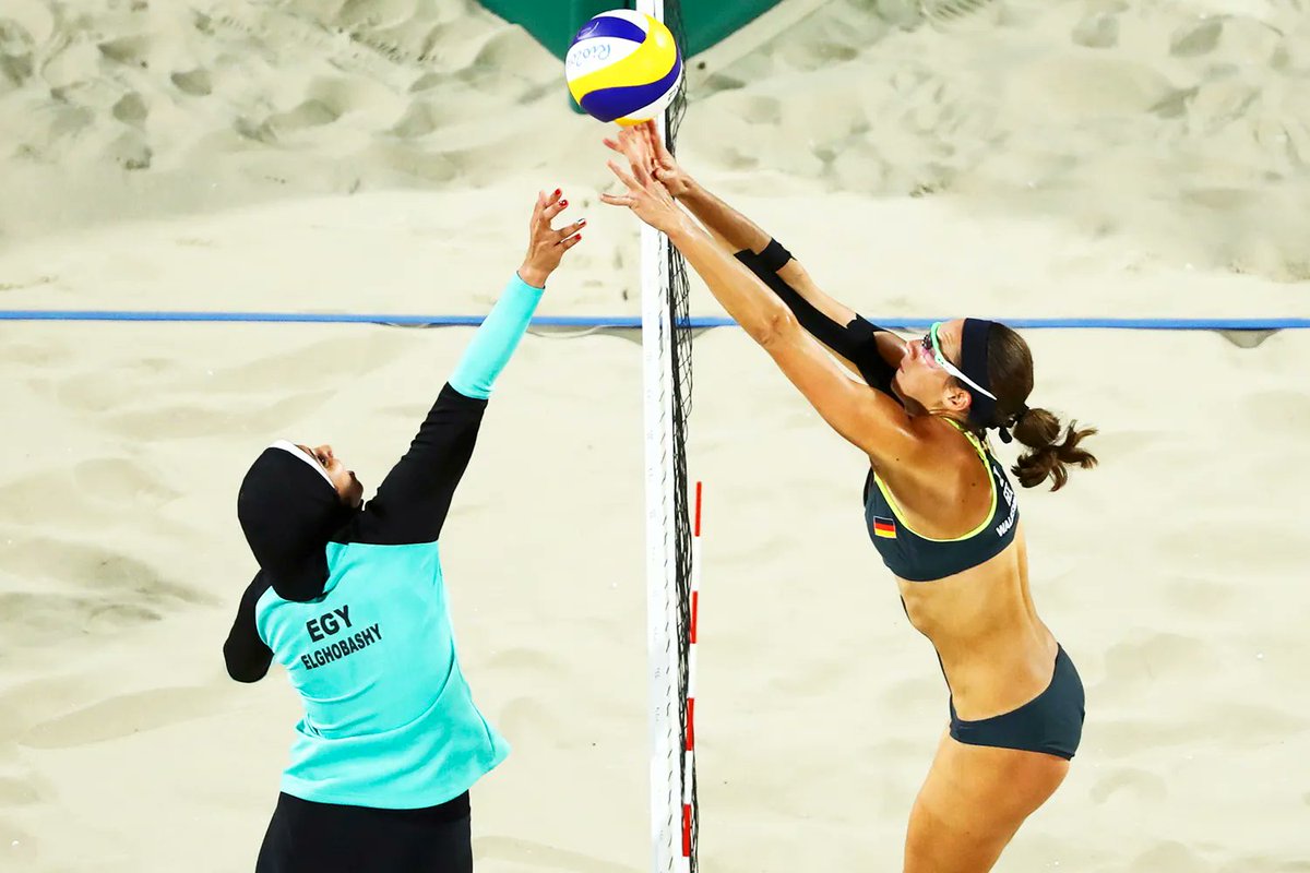 nandaxxie's tweet photo. A dupla feminina de vôlei de praia do Egito desafiou as leis da França ao usarem hijabs, que é proibido em setores públicos do país por conta do princípio da laicidade do Estado. "Eu não digo para você usar um hijab e você não me diz para usar um biquíni. Ninguém pode me dizer como me vestir", disse Elghobashy.