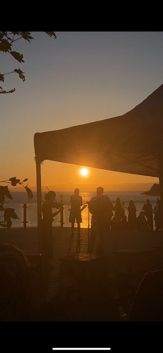 MAEG2022's tweet photo. Ada Enön’ün kemanı eşliğinde Metin Bilgin’in sesiden şiirler ile Marmara Adası Edebiyat Günleri açılışını Seyir Terası’nda gerçekleştirdik. ☀️

#marmaraadasıedebiyatgünleri
#marmaraadası #maeg #marmaraadasıedebiyatadası 

@galimicinarli @gundogduder https://t.co/7w5sZpP4Vi