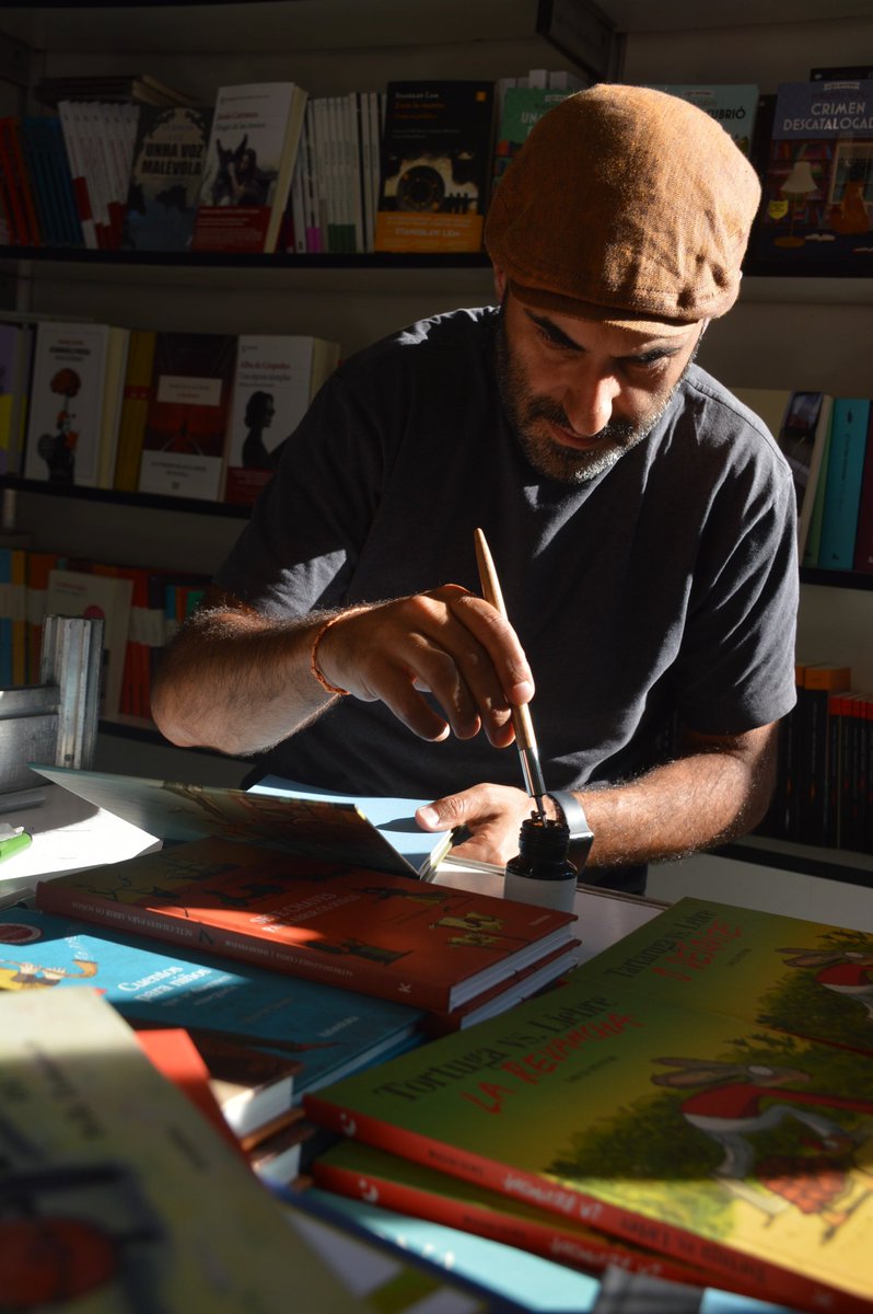 KalandrakaEdit's tweet photo. Seguimos na #FeiraDoLibroDaCoruña!
#PacoNogueiras presentou as cancións de #SonAnimal, o seu novo libro-disco ilustrado por #MarcTaeger, que asinou as súas obras na caseta de Galgo Azul. E na de Lume, moita expectación arredor de #DavidPintor, creando espectaculares dedicatorias https://t.co/O4vyyXs2W8