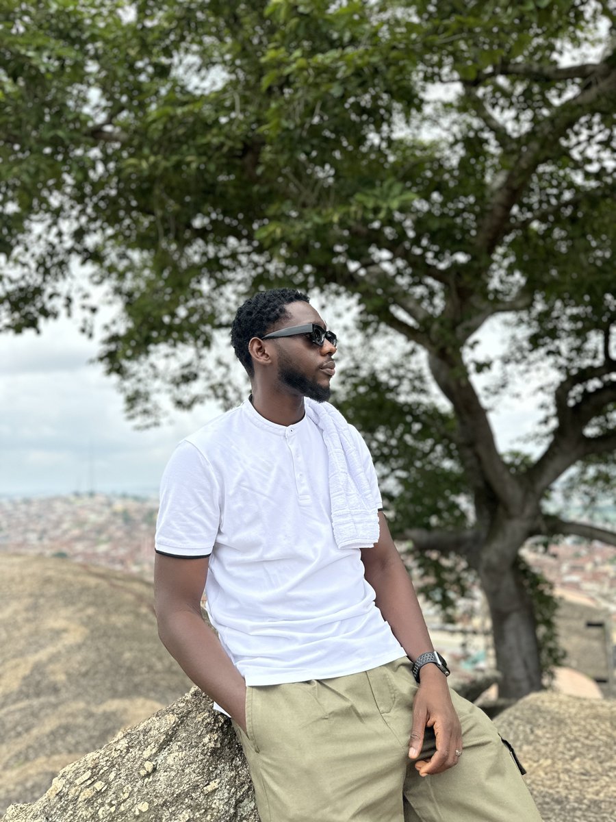OTUNBA_TIZ's tweet photo. 15k likes ?! 

Handsome boys wear white 🤍☁️

                                                                                    🌚 https://t.co/a5PwwPd4gq