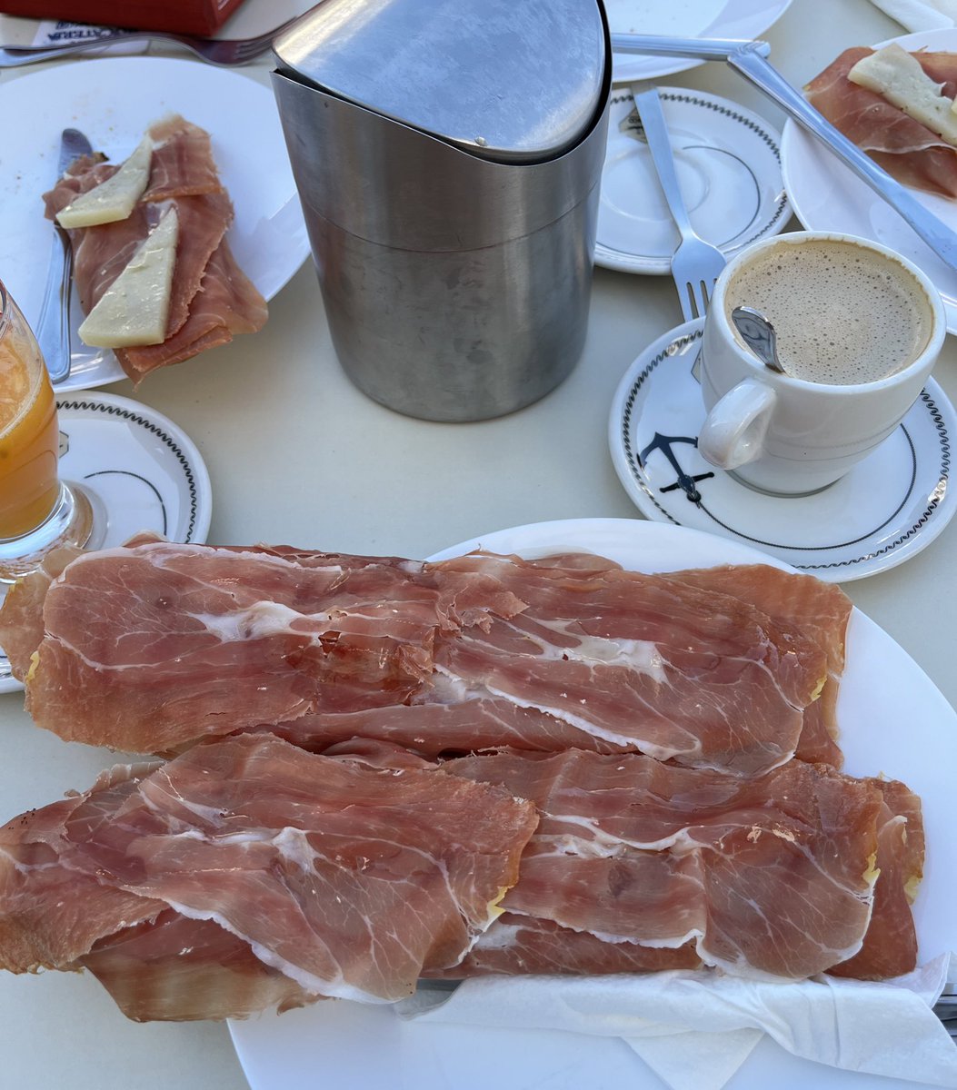 buenos dias familia, un poco de vitamina J pa empezar el sabado con buen pie, me zumbo las tostadas, desenfundo el de 50, le digo a jose q encienda la maquina de tabaco, marlboro al pecho, y el cambio a la ingobernable aver si cae la breva y me puedo ir pa mykonos con la parienta