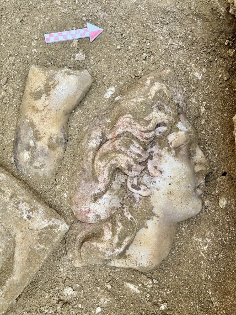 Laoodikeia Antik Kenti’nde (Pamukkale/Denizli) Hellenitik Döneme ait üzerinde renkleri hala görülebilen Syklla grubu heykeller bulundu 🏛️🏺