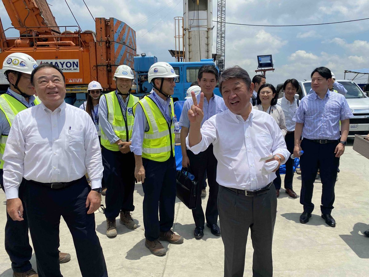 AmbJPNinPH's tweet image. 🇯🇵🤝🇵🇭 #PartnersInProgress! @jimin_koho SecGen @moteging surveys the Metro Manila Subway🚉, the 🇵🇭’s project of the century! We also explored Denso PH’s Smart Agri-Tech Farm in Batangas w/ state-of-the-art climate-resilient greenhouses &amp;amp; sustainable management practices🌾🌟