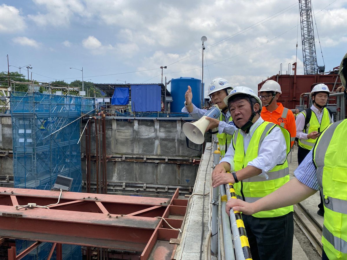 AmbJPNinPH's tweet image. 🇯🇵🤝🇵🇭 #PartnersInProgress! @jimin_koho SecGen @moteging surveys the Metro Manila Subway🚉, the 🇵🇭’s project of the century! We also explored Denso PH’s Smart Agri-Tech Farm in Batangas w/ state-of-the-art climate-resilient greenhouses &amp;amp; sustainable management practices🌾🌟