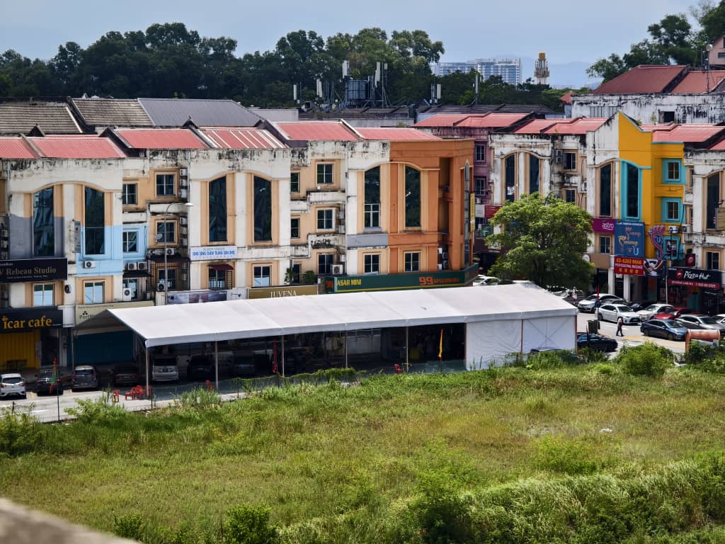 hittingDapex's tweet photo. Makin tahun makin besar khemah dia.. tanah kosong depan tue kenapa xpakai? Susahkan penduduk tiap2 tahun. Sekarang paling teruk. Ak tak racist tapi nie melampau. Org nk pergi keja susah! @DBKL2u @hannahyeoh https://t.co/nzbI8QgXYD