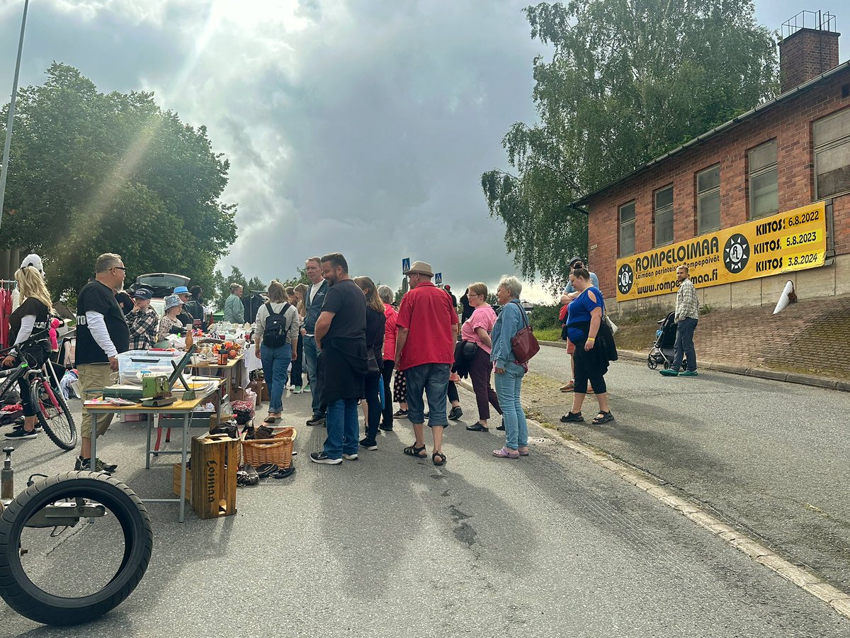 TiinaNaula's tweet image. Loimaalla järjestetään tänään Rompetori. Paljon on kävijöitä ja tavaraa tarjolla. #rompetori #Loimaa #rompe