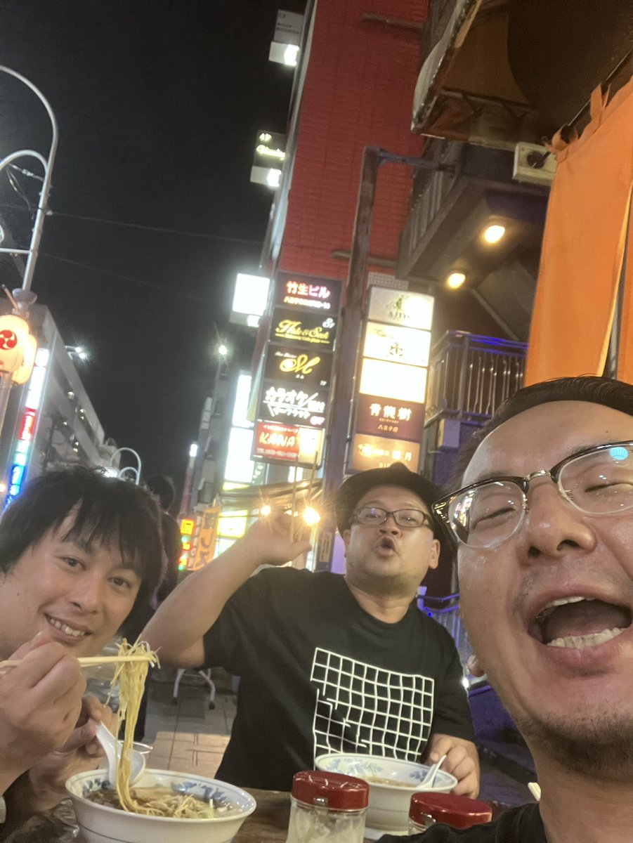 kazupunk1192's tweet image. 八王子ラーメン百豚！！
地元のイベントに参加できて楽しかったです！
学生時代死ぬほど食った野猿二郎店主せいまさん。
大人になって死ぬほど食ったもつけの店主岡田さんと写真撮れて嬉しい！！
モグライダーともしげさんも遊びに来てくれた！！
終わりはきら星星野さんとや団中嶋さんと締めラー！！